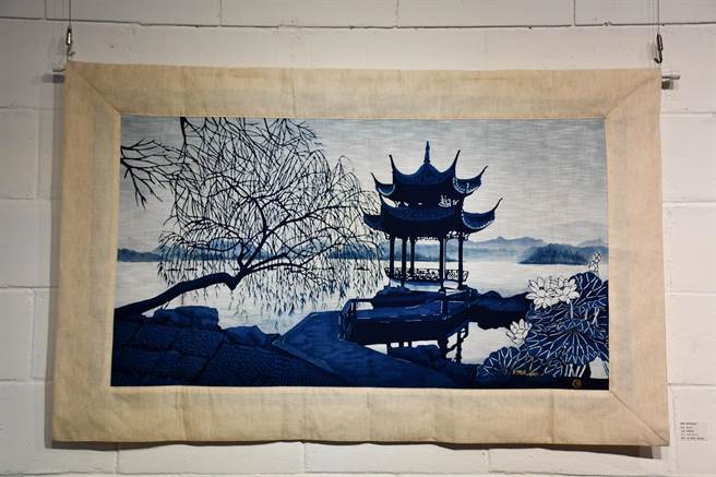 花蓮吉安鄉公所日前與在地藝文團體合作辦理藍染課程，16名學員經7周的培訓，將客家傳統工藝融入日常生活，創作出獨樹一幟的作品，即起至16日在吉安好客藝術村展出。（吉安鄉公所提供／羅亦晽花蓮傳真）