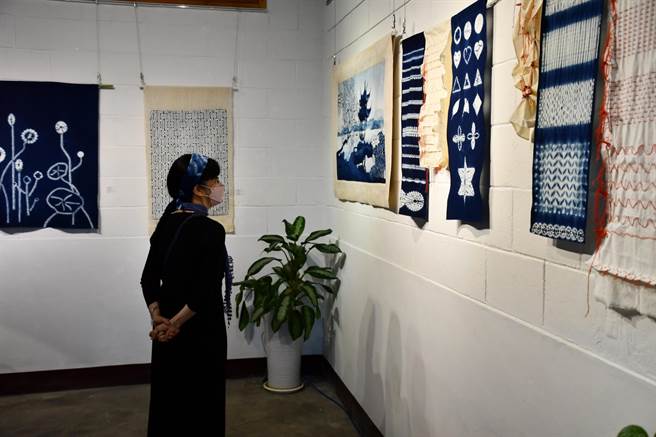 花蓮吉安鄉公所日前與在地藝文團體合作辦理藍染課程，16名學員經7周的培訓，將客家傳統工藝融入日常生活，創作出獨樹一幟的作品，即起至16日在吉安好客藝術村展出。（吉安鄉公所提供／羅亦晽花蓮傳真）