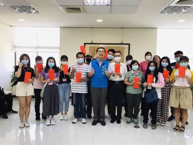 新北市三重区「郑宗艺先生清寒优秀学生奖助金」受到疫情影响，主办单位增加发放名额，改由匯款方式发放，图为歷年奖助金发放情形。（三重区公所提供）