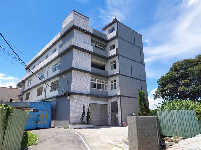 新北市莺歌区中正三路有一处4层楼高民宅，涉嫌以贩卖祭祀用品之名私下行贩售牌位之实，业者对外广告一个牌位2万元。（陈慰慈摄）