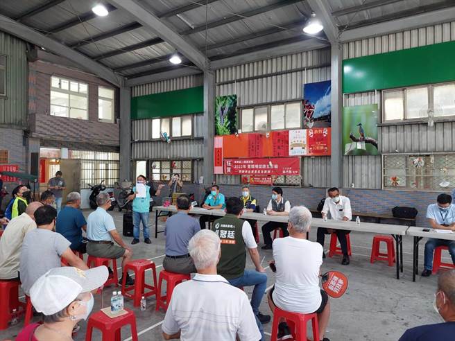 莺歌民宅疑涉殡葬设施引发在地区居民恐慌，新北市议员苏泓钦在莺歌二桥活动中心召开说明会。（陈慰慈摄）