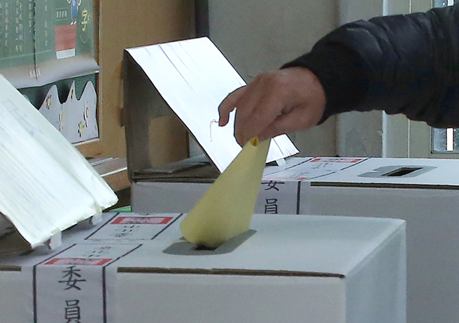 庄人祥曾表示「确诊者如果还在七天未解隔离，居家隔离或居家检疫者，都不能进入投票所投票」，对此，前立委沈富雄就猛轰，直言「天底下最大笑话」。图为投票示意图。（资料照／赵双杰摄）