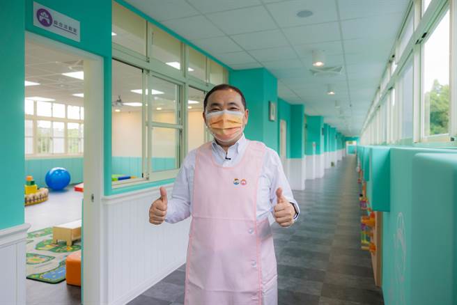 新北市长侯友宜表示，公共托育是新北市最重要的政策之一  年底前会达成「公托翻倍成长」120家的目标。（新北市社会局提供）