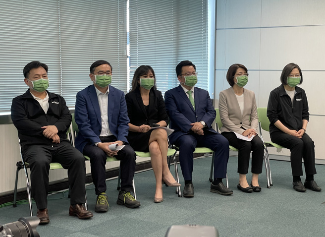 民进党6日中执会后举行「中央执政好成绩 地方推荐好人才」彰化县、嘉义市、花莲县、台东县县市长提名记者会，党主席蔡英文（右起）、彰化县长被提名人黄秀芳、嘉义市长被提名人李俊俋、花莲县长被提名人Kolas Yotaka、台东县长被提名人刘棹豪、民进党秘书长林锡耀等人出席。（陈信翰摄）