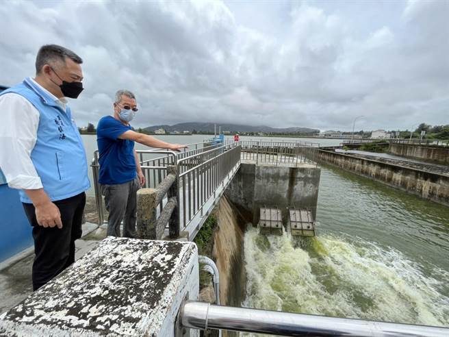 杨镇浯县长偕金沙镇长吴有家等人现勘，肯定防排水系统等水利设施发挥应有作用。（县府提供）