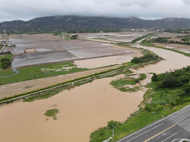 金沙镇农田大面积漫淹，空中鸟瞰有如河流行水区。（Huang YI提供）