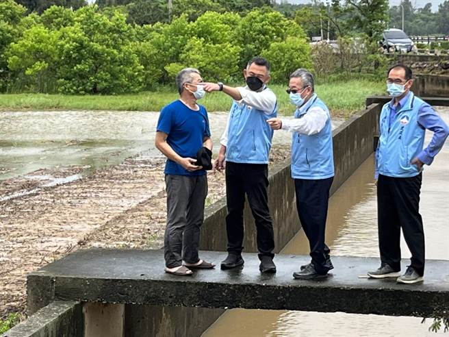 杨镇浯县长带领县府团队主管，偕金沙镇长吴有家等人现勘金沙水库。（县府提供）