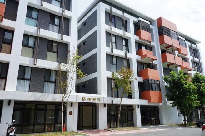 2018年0206花莲地震，造成近200户受灾户流离失所，花莲县政府提供受灾户异地重建、救助金2方案，其中43户受灾户选择县府协助的异地重建，新住宅「梧桐寓所」位于新城乡北埔车站附近，110年10月底落成启用。（图/ 中央社）
