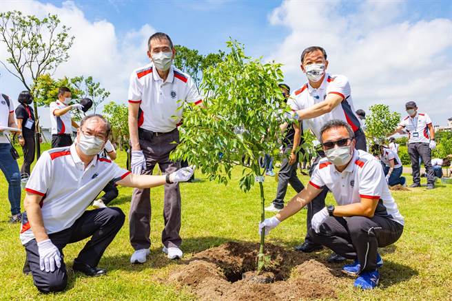 华航董事长谢世谦及总经理高星潢签署并发布企业「森林暨生物多样性保育承诺」。（华航提供）