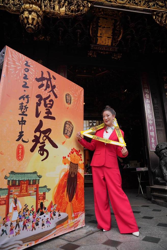 杨绣惠要求10个「夯枷」，企图摆脱白云。（三立提供）