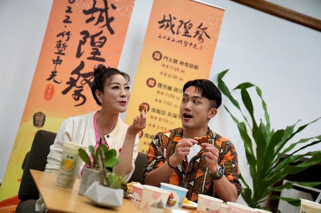 杨绣惠（左）直播分享新竹美食，吸引5000多人收看。（三立提供）