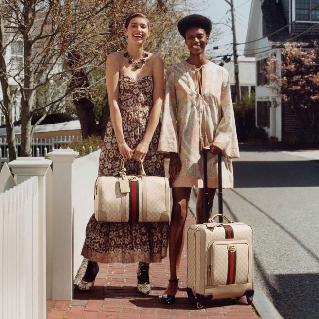 於Gucci TOWARDS THE SUN 系列形象照中，也可以看到行李箱、行李包袋等單品。（Gucci提供）