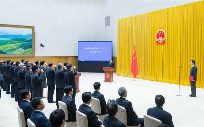 中国国务院在中南海举行宪法宣誓仪式，总理李克强监誓。（新华社）