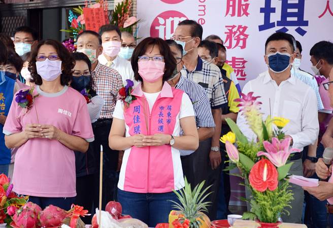 国民党屏东市长参选人周佳琪竞选总部成立，蓝营要角几乎全到齐，展现团结气氛。（林和生摄）