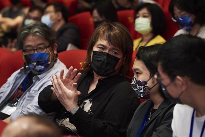 伍佰出席《咱 江湖再见》开幕活动，忆过去在片厂与黄文择的互动点滴。（霹雳提供）