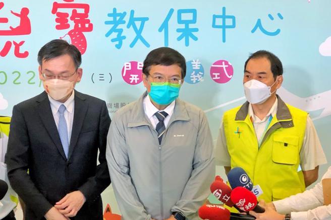 交通部長王國材（中）6日上午出席桃園國際機場公司開辦的職場互助教保服務中心開幕記者會，會後受訪表示，有跟中華快遞及中華郵政討論，整體薪資結構看起來的確不大合理，支持進行調整。（圖/ 中央社）