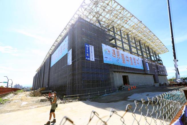 台中国际会展中心兴建工程6日举行上梁典礼，目前工程进度已达一半，预计民国113年完工、114年开幕营运，届时可望带动地方观光、住宿、餐饮、交通等庞大会展商机。（图/ 中央社）
