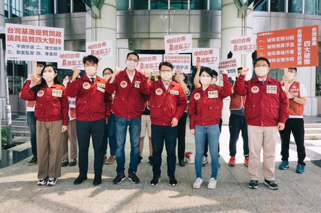 台灣基進主席陳奕齊（前右3）6日在台南市議會前，宣布推出5人參選下屆台南市議員，以成立黨團為目標。（圖/ 中央社）