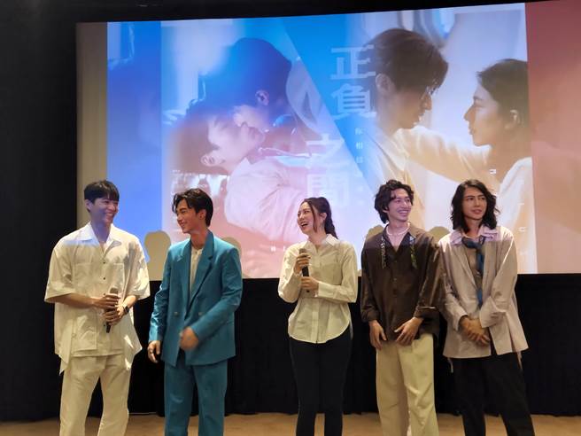 《正负之间》片尾曲演唱人Amy（中）惊喜现身。（CATCHPLAY＋提供）