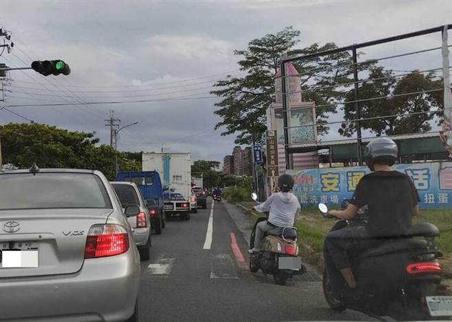 台南都会区北外环道路第二期新建工程封路施工，导致和顺工业区尖峰时段大塞车。（和顺工业区厂商协进会提供／洪荣志台南传真）