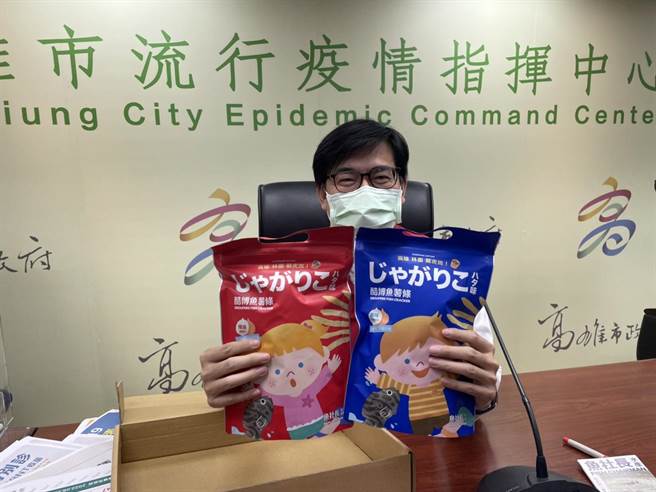 高雄市长陈其迈大力推荐以石斑鱼制作的「酷博鱼薯条」，但遭网友质疑抄袭日本品牌Calbee旗下的同名薯条产品，对此，陈其迈回应，厂商已经承认错误并道歉。（洪浩轩摄）