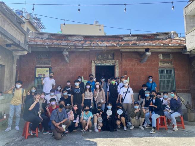 高雄大学师生到左营旧城走读。（高雄大学提供／林瑞益高雄传真）