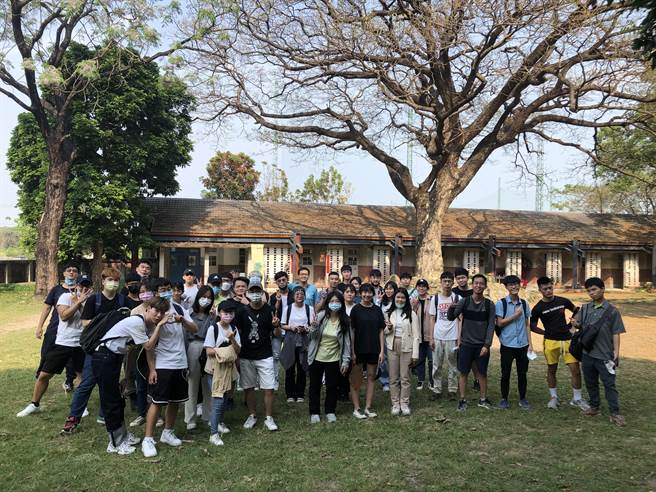 高雄大学师生到桥头糖厂走读。（高雄大学提供／林瑞益高雄传真）