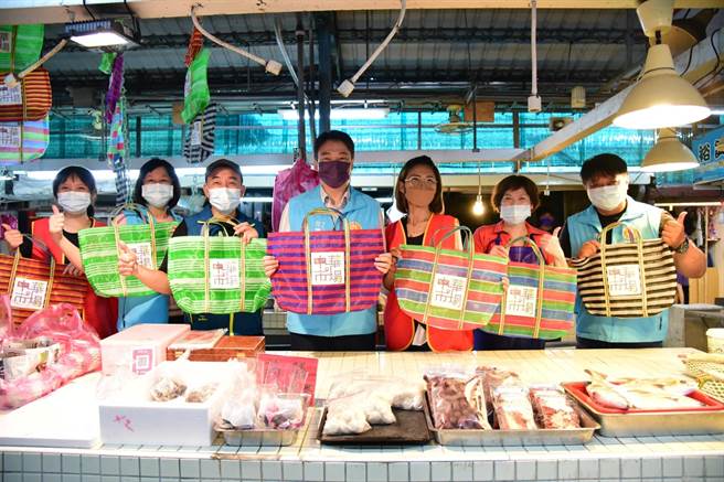 花蓮市配合經濟部推出「半價銅板購」， 特價商品搶購一空。（花蓮市公所提供）