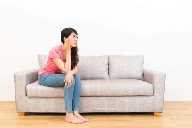 突然耳鸣不止小心事态严重。（示意图／Shutterstock）