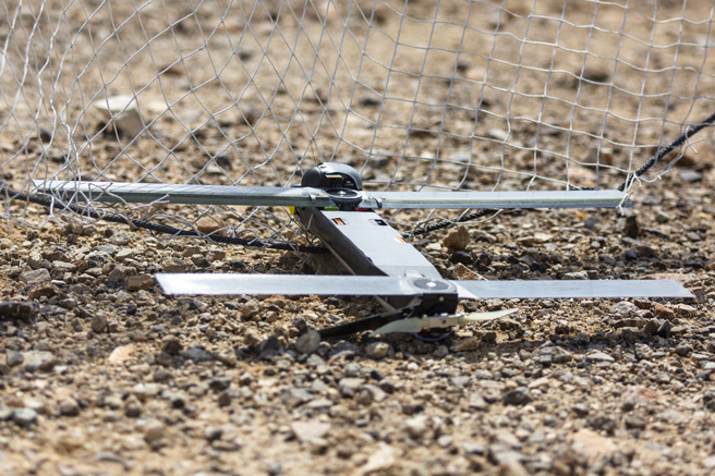 俄罗斯媒体报导，西方国家援助乌克兰的军武已经流入市面，4000美元（约新台币12万元）就能在暗网买到美军专为乌研发的「凤凰幽灵」（Phoenix Ghost）战术无人机。图为美军「弹簧刀」（Switchblade）小型无人机。（资料照／美联社、美国陆战队提供）