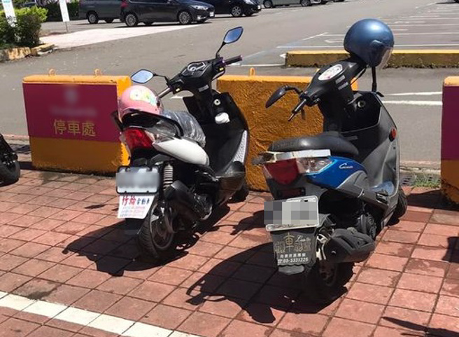 外送员去取餐时遇民眾霸占专用车位，怒喊：「不懂英文，图案应该看得懂吧」。（图／外送员的奇闻怪事）