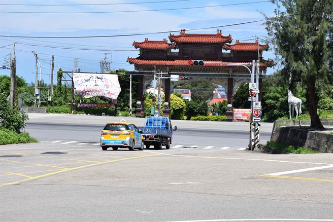 竹南鎮公所闢建新的大型車輛停車場，就位在崎頂海水浴場正對面。（謝明俊攝）