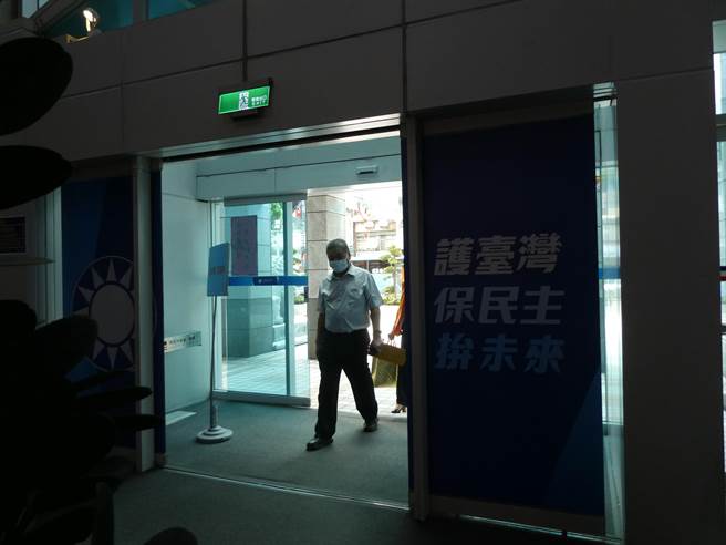 國民黨苗栗縣長與花蓮縣議長張峻提名惹議，全國正副議長聯誼會總會長蔣根煌今在常會上親遞連署聲援兩人陳情書給主席朱立倫表達心聲，會後蔣也與朱短暫閉門會談。蔣轉述，會談過程朱表示沒有不提名張峻，苗栗縣長提名有徵詢地方。（周志豪攝）