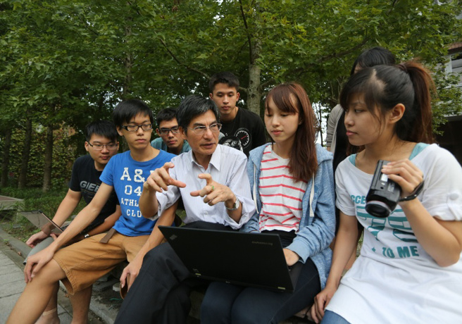 前科技部长陈良基（中）任教台大多年，乐观看待这波人才荒，年轻人的薪资总算有机会往上调了。（图/ 远见提供）