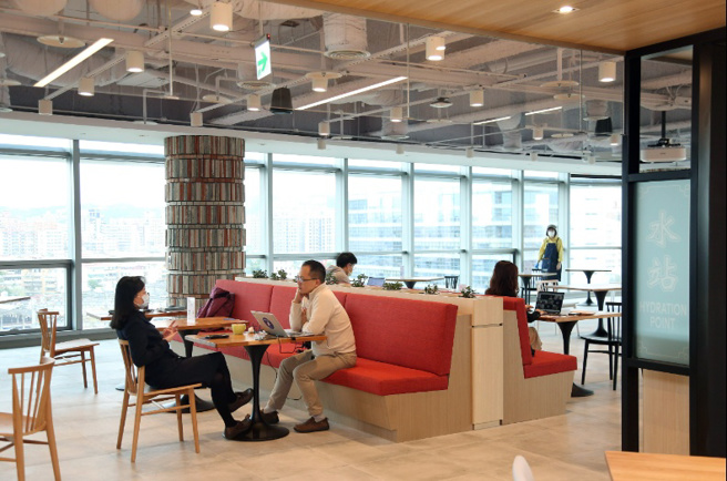 年輕工作者特別重視輕鬆、自在的工作氛圍，喜歡團隊合作的組織文化。（圖/ 遠見提供）