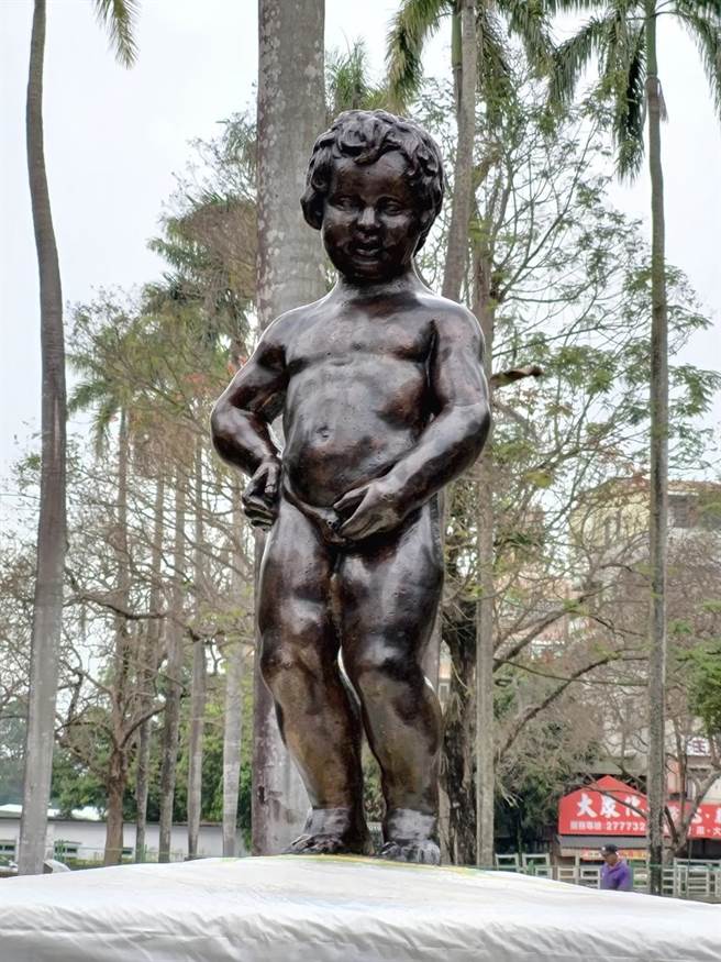 经修復后，尿尿小童不仅恢復本色，也找回当年轻盈模样。（嘉义市政府提供∕吕妍庭嘉义传真）