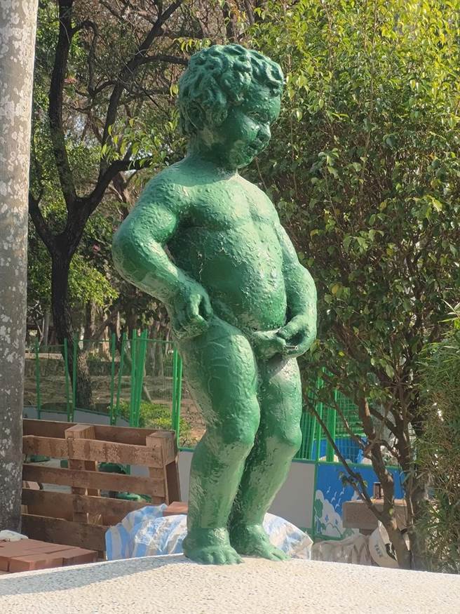 尿尿小童在不同年代有着不同肤色，从古铜色、青铜色、白色到绿色，图为修復前绿色小童样貌。（嘉义市政府提供∕吕妍庭嘉义传真）