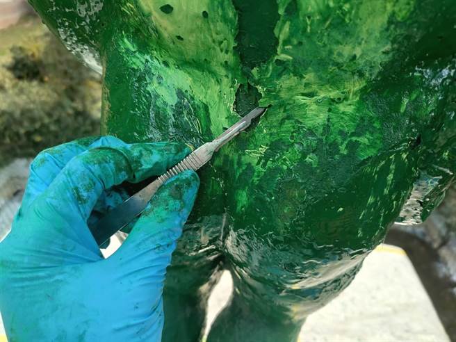 修復团队出动医疗手术刀、针筒等多项医疗工具，歷经10道工序，才让尿尿小童恢復本色。（嘉义市政府提供∕吕妍庭嘉义传真）