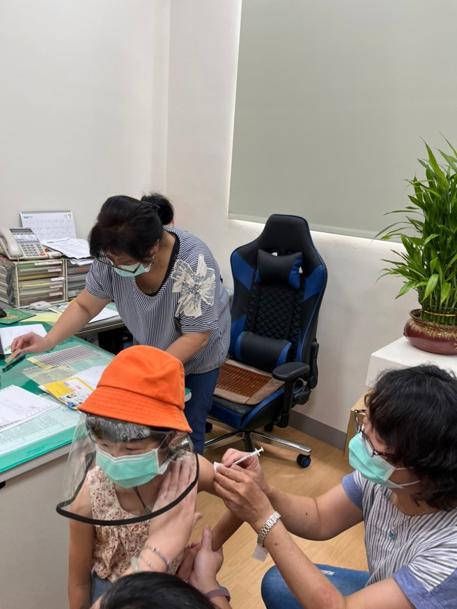 金门今(6)日新增124例新冠确诊，累计5930例。县府表示，儿童BNT第2剂疫苗累计64人，目前均无不良反应通报。（县府提供）