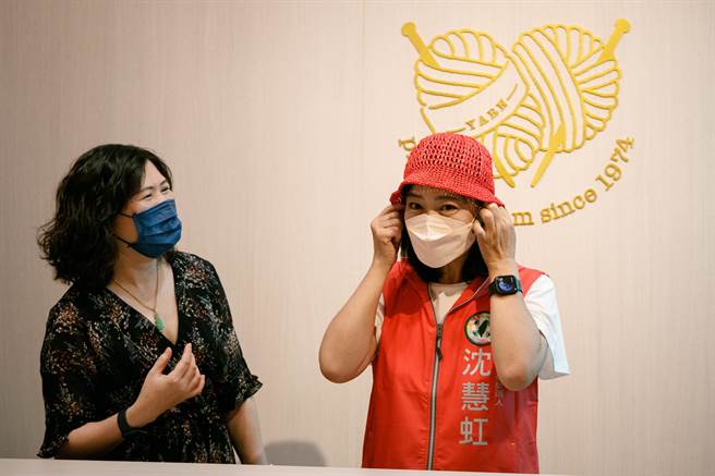 民进党新竹市长参选人沈慧虹6日走市场扫街，毛线行老板娘也送上特别编织的小红帽，希望沈慧虹努力打拚一定红。（民进党提供／陈育贤新竹传真）