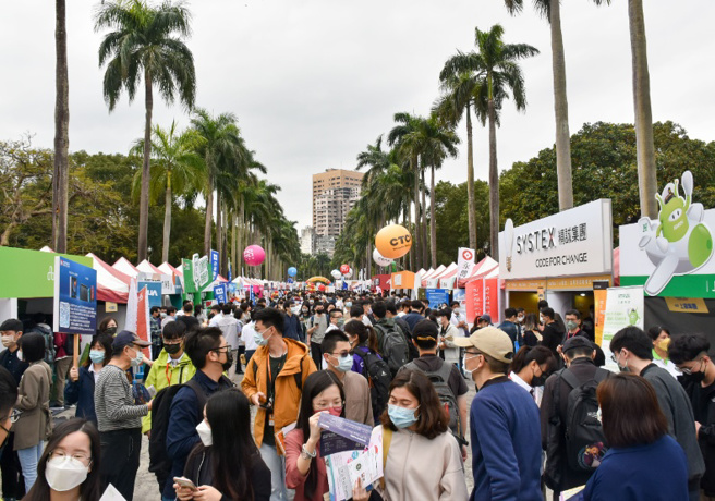 2022年工作机会满满，青壮人口数来到15年新低，职缺数量突破100万个，创下史上新高。（图/ 远见提供）