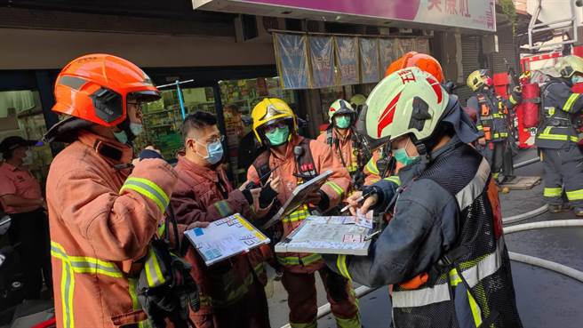 警消獲報後趕往現場救援。（消防局提供）