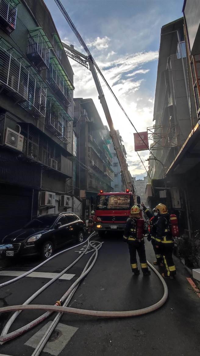 現場出動雲梯車搜救。（消防局提供）