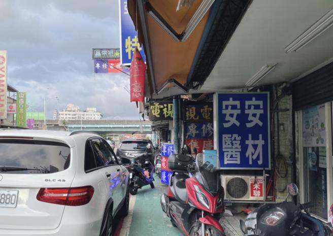 新北市绿色人行道被攻占  用路人无奈。(图/爱传媒提供)