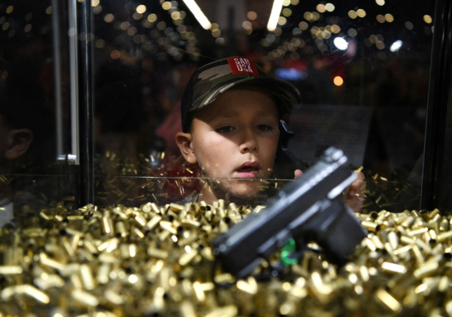 美國近來連續爆發多起大規模槍擊案，眾多家長不滿疫情後終得重返校園的學童又陷入另一種生命威脅，要求國會「有所行動」的聲浪再度來到高點。(圖/遠見提供)