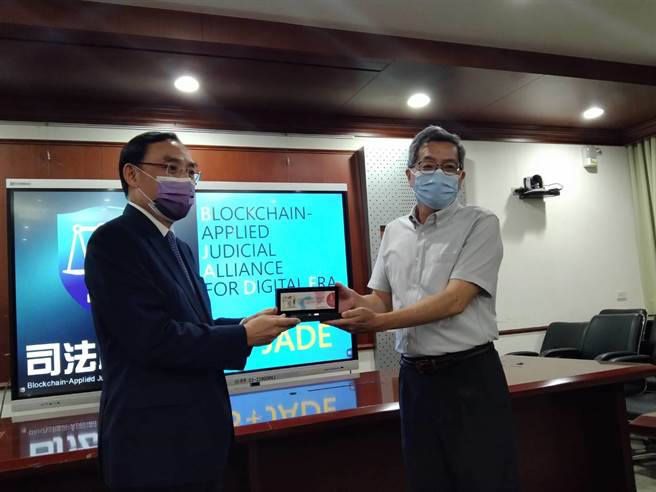 法务部长蔡清祥、国网中心主任张张朝亮（右）（陈志贤摄）