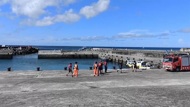 台東縣綠島鄉中寮港6日下午有12名遊客在港邊玩SUP，眾人體力透支無法返回岸邊，所幸1艘娛樂船給予救援，無人受傷。（讀者提供／蔡旻妤台東傳真）