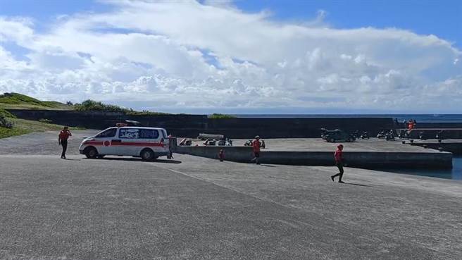 台東縣綠島鄉中寮港6日下午有12名遊客在港邊玩SUP，眾人體力透支無法返回岸邊，所幸1艘娛樂船給予救援，無人受傷。（讀者提供／蔡旻妤台東傳真）