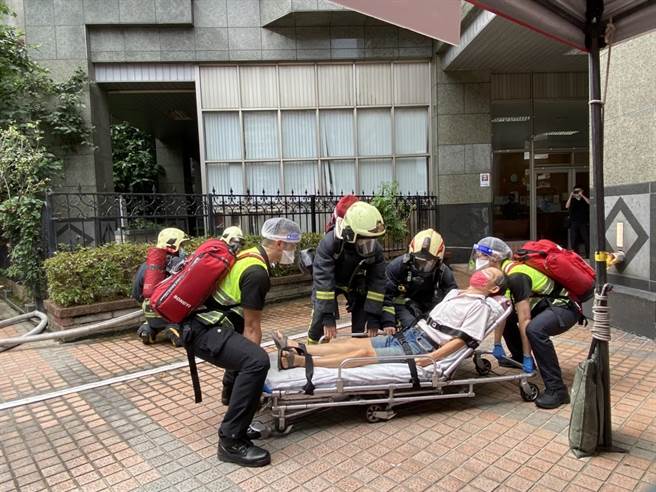 有鑑于去年高雄城中城大楼大火意外，今（6）日永和区公所结合相关单位，针对社区大楼举办灾害防救演练。（永和区公所提供／李奇叡新北传真）