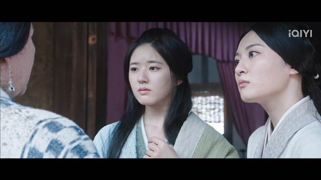 赵露思（左）逆龄饰演程少商。（爱奇艺国际站提供）